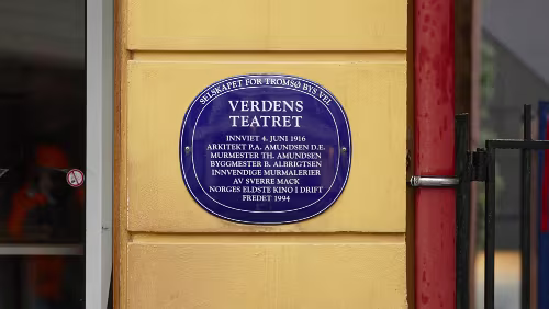 Tromsø Selskapet for Tromsø bys vel; Verdens Teatret; Innviet 4. Juli 1916; Arkitekt P.A. Amundsen D.E.; Murmester Th. Amundsen; Byggmester B. Albrigsten; Innvendige...