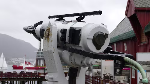 Tromsø Alte Wal-Harpunen vor dem Polarmuseet i Tromsø