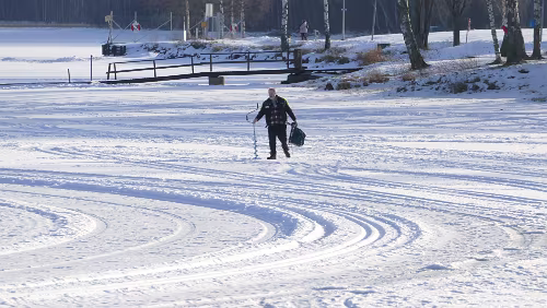 Karlstad – Östersund Der Eisangler gibt glaube ich ohne Erfolg wieder auf