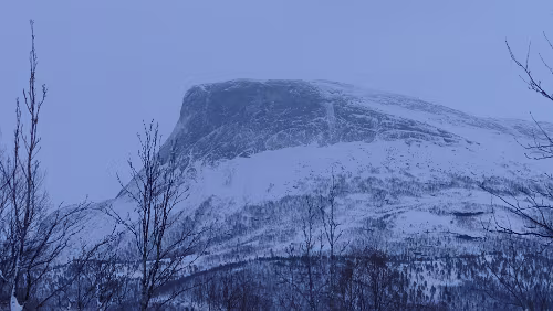 Engan – Tromsø Auf der Fahrt nach Tromsø. Gerade mal auf einer Höhe von gut 330m ü. d. M. und jede Menge Schnee, aber die Temperatur nahe Null.