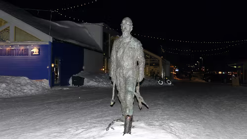 Tromsø – Longyearbyen Gruvearbeidermonumentet, mellom Lompensenteret og Svalbardbuttiken