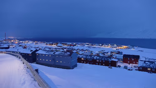 Longyearbyen Blick auf das nördliche Longyearbyen und den Adventfjorden