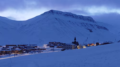 Longyearbyen Gruvefjellet ca. 500 m.o.h., Svaldbard kirke und die alte Grube 2b „Julenissegruva“