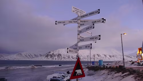 Longyearbyen – Tromsø Svalbard Lufthavn Longyearbyen | 78° 15'N - 15° 30'E