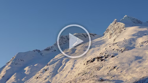 Tromsø – Svolvær Stahlblauer Himmel bei Eiseskälte auf der Fahrt von Tromsø nach Svolvær