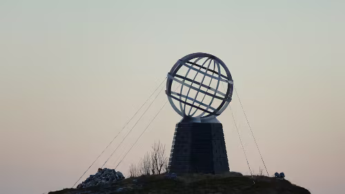 Nesna – Trondheim Der Polarkreis wird durch einen Globus auf der Insel Vikingen symbolisiert, obwohl diese Insel knapp unterhalb des Polarkreises liegt. Der eigentliche...