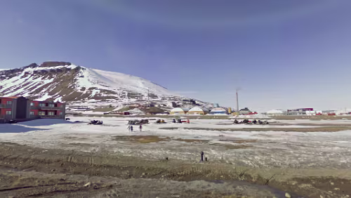 06 - Do 02.02.2017 Tromsø - Longyearbyen 'Mary-Ann's Polarrigg' Mary-Ann's Polarrigg – Longyearbyen, 9171 Longyearbyen, Norge – ☎ +47 79023702 – GPS-koordinater: N 078° 13.336, E 15° 37.948