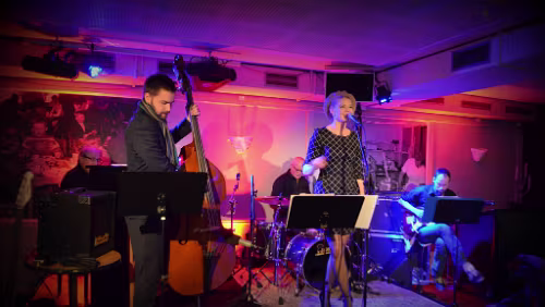 PolarJazz 2019 Lørdag 4. februar 13.00 Svajazz Kroa 17.00 Øystein Greni Gruvelageret (Gratis buss kl 16 fra Lompensenteret) 20.00 Fay Wildhagen + Highasakite Kulturhuset 24.00...