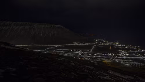 Svalbard MØRKETID: Vinteren på Svalbard er preget av en mørketid som er helt svart. - Foto: Kjersti Strømmen / NRK