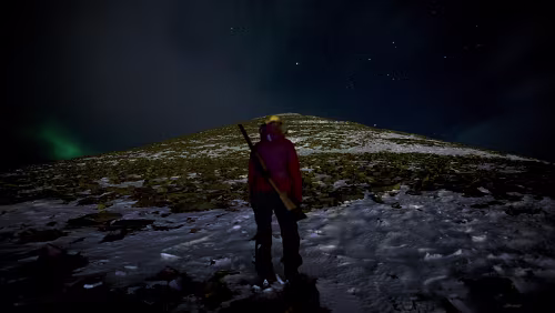 Svalbard FJELLGEIT: Sukkertoppen er med sine 500 bratte meter et yndet sted for byens fjellgeiter, og Emelie tar seg ofte en tur på toppen. - Foto: Kjersti Strømmen /...