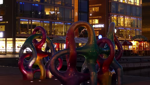 Hahnstätten – Malmö Anna Lindhs plats är en öppen plats intill Malmö C, Malmö Västra, Bagers plats och Hjälmarekajen. Skulpturen Spectral self container av Matti Kallioinen på Anna...