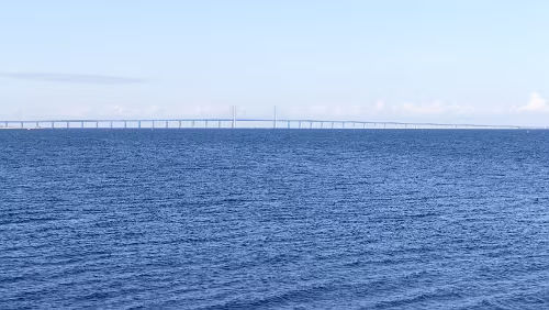 Malmö – Oslo Diese geradezu spektakuläre Brücke verbindet - zusammen mit dem Drogdentunnel und der künstlichen Insel Peberholm - Schweden mit Dänemark. Von Malmö gelangt man...