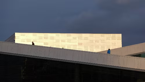 Oslo Operahuset i Oslo er Den Norske Opera & Balletts operahus i Bjørvika innerst i Oslofjorden. Det har adresse Kirsten Flagstads plass 1 etter operaens første sjef...