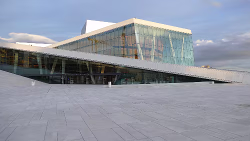 Oslo Operahuset i Oslo er Den Norske Opera & Balletts operahus i Bjørvika innerst i Oslofjorden. Det har adresse Kirsten Flagstads plass 1 etter operaens første sjef...