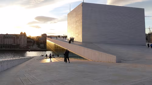 Oslo Operahuset i Oslo er Den Norske Opera & Balletts operahus i Bjørvika innerst i Oslofjorden. Det har adresse Kirsten Flagstads plass 1 etter operaens første sjef...