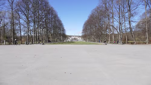 Oslo Vigelandsanlegget, opprinnelig kalt Tørtberg-anlegget, er skulpturanlegget i Frognerparken i Oslo. Skulptursamlingen har fått navn etter kunstneren som har...
