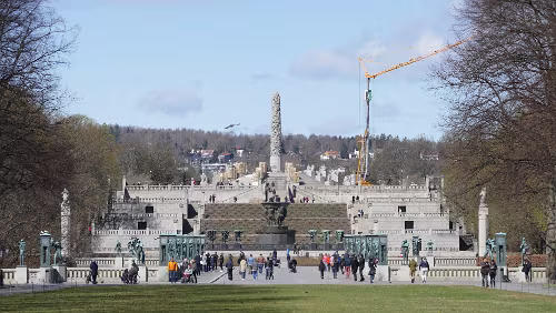 Oslo Vigelandsanlegget, opprinnelig kalt Tørtberg-anlegget, er skulpturanlegget i Frognerparken i Oslo. Skulptursamlingen har fått navn etter kunstneren som har...