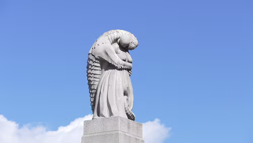 Oslo Image 61 of 64 Kvinne og øgle, 1918. Granitt.