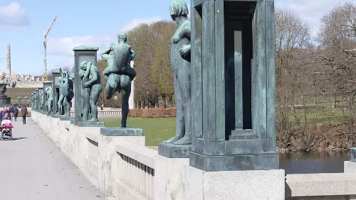 Oslo Den 100 meter lange granittbroen med lykter og skulpturer i bronse er bygget over en eldre bro, anlagt i forbindelse med Norges Jubileumsutstilling i 1914....