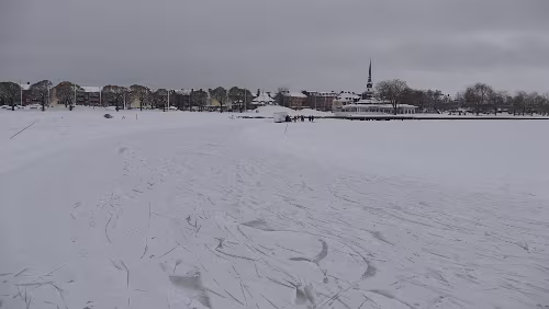 Kristinehamn – Östersund In Mora. Der Siljan ist der siebtgrößte See Schwedens. Er liegt in der schwedischen Provinz Dalarna. Der See hat eine Fläche von 290 km², eine größte Tiefe von...