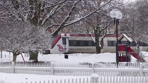 Kristinehamn – Östersund Ein Zug fährt ein. „Tåg i bergslagen“, keine Ahnung was das bedeutet. „Zug in Berglagen“ vllt,
