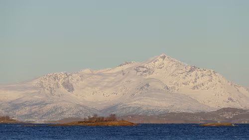 Fauske – Tromsø Am Fähranleger in Bognes