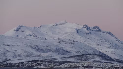 Tromsø – Longyearbyen Ein großartiger Tag beginnt in Tromsø. Blick vom Flughafen.