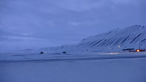 „Longyearbyen in a nutshell“ Tour Links am Berg sind man Teile von Gruve 7 und die zwei schwarzen Punkte sind die Die EISCAT -Anlage. Quer durchs Bild verläuft die alte Taubane, die Seilbahn die...