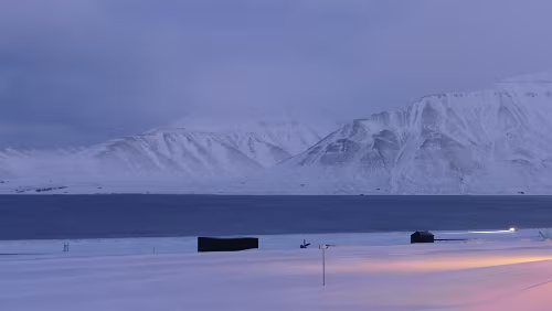 Longyearbyen – Tromsø Svalbard lufthavn, Longyear (IATA: LYR, ICAO: ENSB) er en sivil flyplass på Svalbard.