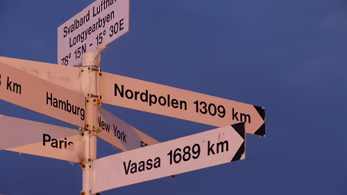 Longyearbyen – Tromsø Svalbard lufthavn, Longyear (IATA: LYR, ICAO: ENSB) er en sivil flyplass på Svalbard.