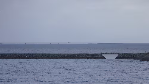 Trondheim – Bergen Ein kleiner Damm verbindet die Inseln Sørleksa und Nordleksa. Und im Hintergrund eine längere Brücke, die die Inseln Storslåttøya und Storfosna verbindet, da...
