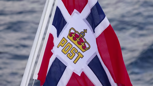 Trondheim – Bergen Die Flagge am Heck des Schiffs