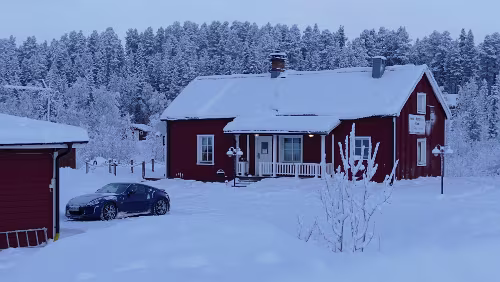 Puoltikasvaara – Tromsø Links in dem Gebäude sind die Unterküfte untergebracht