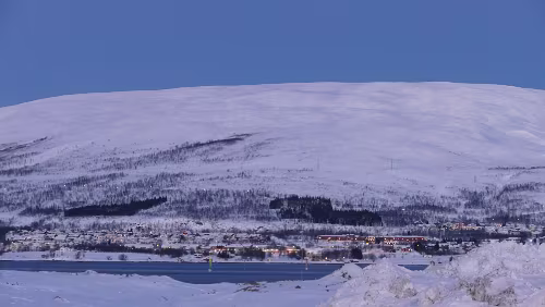 Tromsø – Longyearbyen Am Tromsø lufthavn Langnes