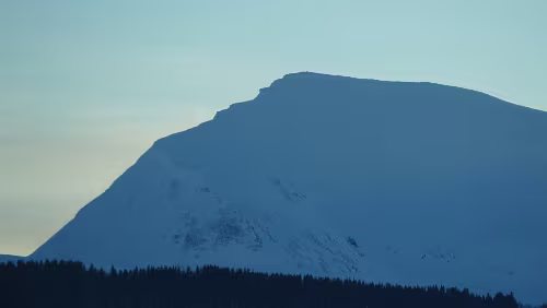 Tromsø – Longyearbyen Am Tromsø lufthavn Langnes