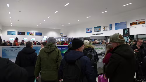 Tromsø – Longyearbyen Am Gepäckband in Longyearbyen