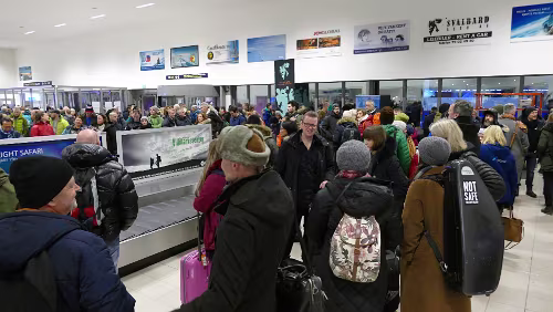 Tromsø – Longyearbyen Der Typ in der Mitte mit Brille saß im Flieger hinter mir, dass er Musiker ist ergab sich dadurch, dass er ein Instrument aus dem Gepäckfach holte und ich noch...