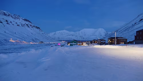 Longyearbyen Am Ende von Nybyen mit Blick in Richtung Adventfjord der hier endet und in das Adventdalen mündet.