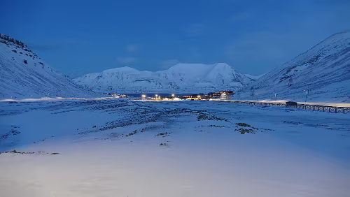 Longyearbyen Am Weg 106, zwischen Nybyen und Huset mit Blick auf den Hauptort