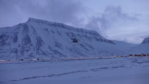 Longyearbyen In der Mitte die alte Grube 2b
