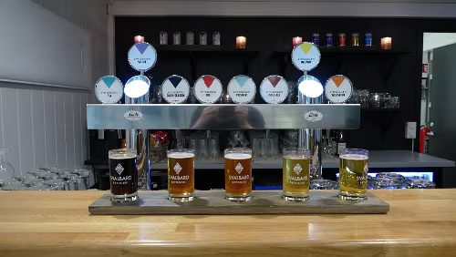 Longyearbyen Hmmmmm, lecker. Ölprobe, äh, Bier-Verkostung in der nördlichsten Brauerei der Welt, der Svalbard Bryggeri. In der Gebühr von ca. 40,- € sind fünf Ölproben...