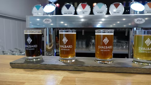 Longyearbyen Hmmmmm, lecker. Ölprobe, äh, Bier-Verkostung in der nördlichsten Brauerei der Welt, der Svalbard Bryggeri. In der Gebühr von ca. 40,- € sind fünf Ölproben...