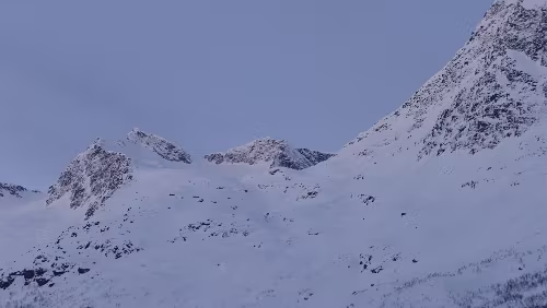 Tromsø – Svolvær Auf der [E6] zwischen Fagernes und Laksvatn, die Berge ragen hier deutlich über die 1.000 Meter Marke. Z. B. Smalaktinden (1.244m)