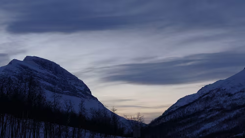 Tromsø – Svolvær Auf der [E6] zwischen Fagernes und Laksvatn, die Berge ragen hier deutlich über die 1.000 Meter Marke. Z. B. Smalaktinden (1.244m)
