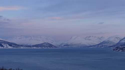 Tromsø – Svolvær Balsfjord (nordsamisch Báhccavuotna ) ist ein Fjord in den Gemeinden Tromsø und Balsfjord in Troms in Norwegen. Der Fjord erstreckt sich 49 km nach Süden von...