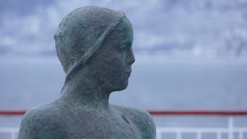 Nesna – Trondheim Eine Figur am Swimmingpool am Deck der MS Finnmarken