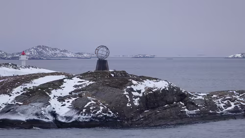 Nesna – Trondheim Der Polarkreis wird durch einen Globus auf der Insel Vikingen symbolisiert, obwohl diese Insel knapp unterhalb des Polarkreises liegt. Der eigentliche...