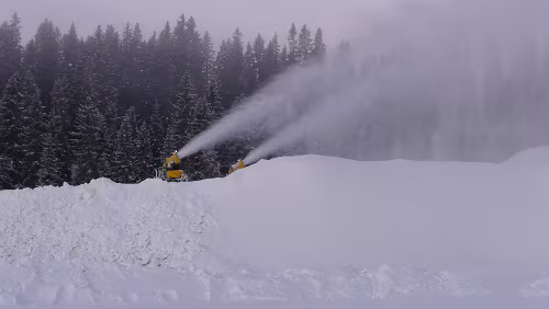 Trondheim – Kristiansund Vermutlich der gesamte Berg Schnee wurde von den Kanonen da hingepustet