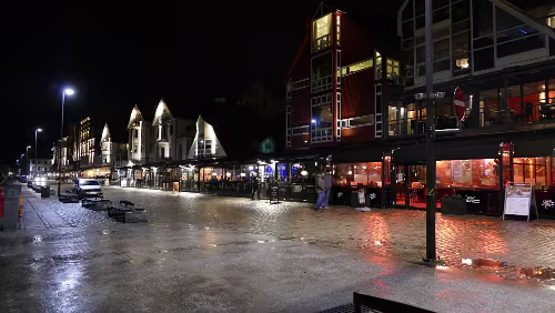 Bergen – Haugesund In der Smedasundet (so heißt die Straße hier) hat es eine Kneipe und ein Restaurant am anderen