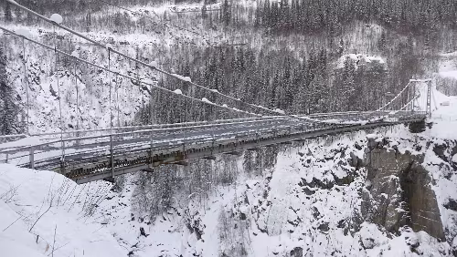 Rjukan Vemorkbrua. An der rechten Brückenseite steht ein norwegischer Soldat, bewaffnet bis an die Zähne.